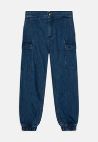 Mörkblå denimcargo-byxor med två sidofickor, elastiska ärmmuddar och en standard knappstängning i midjan.