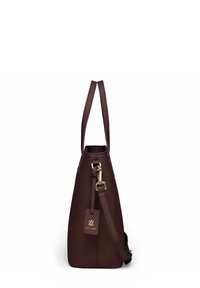 Bolso de cuero marrón oscuro con asas superiores, correa de hombro desmontable y una pequeña etiqueta que presenta un logo dorado y el texto "EST. 2007".