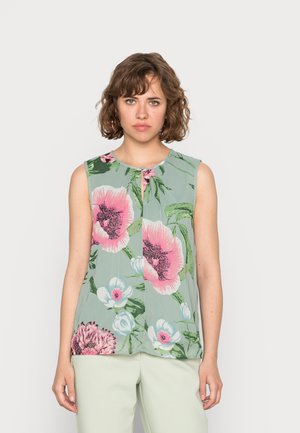 Blusa sem mangas floral em tecido verde claro. Apresenta grandes padrões de flores em rosa e branco, com um decote redondo e detalhe de pregas.