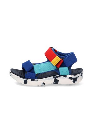 Sandalia infantil azul, turquesa y roja con correas ajustables y suela gruesa blanca con motas negras.