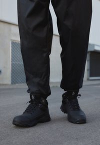 STORM STRIKE III - Sapatilhas de cano alto - BLACK/ASPHALT GREY