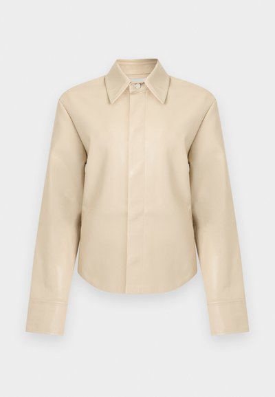 Béžová košeľa z umelého kože s dlhými rukávmi, špicatým golierom a skrytým zapínaním na gombíky vpredu.