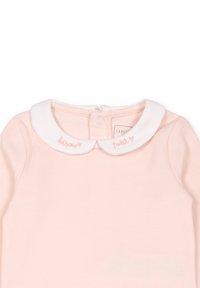 Top a maniche lunghe rosa chiaro con colletto bianco a Peter Pan; dettagli ricamati in rosa tenue. Presenta una chiusura con bottoni sul retro per facilitare l'abbigliamento.