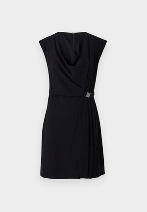 Abito nero con scollo a barchetta, maniche corte e dettagli plissettati. Presenta una vita slim con un accento in metallo e una zip sul retro.