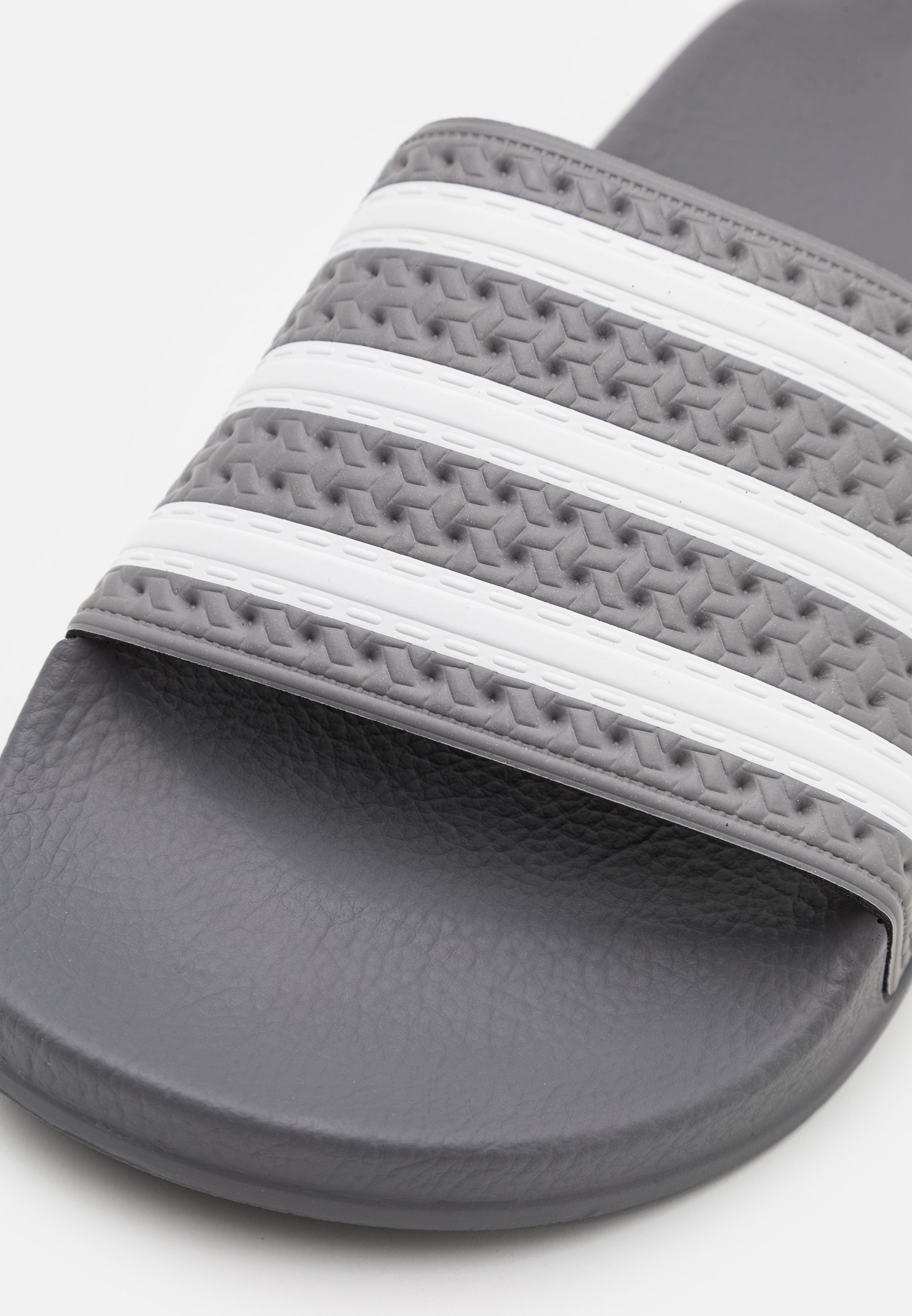 adidas Originals ADILETTE UNISEX - Muiltjes - grey three/footwear white/ grijs - Zalando.nl
