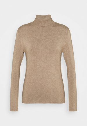 Beige coltrui met lange mouwen, een getailleerde pasvorm en een geribbelde kraagdetail op een effen achtergrond.