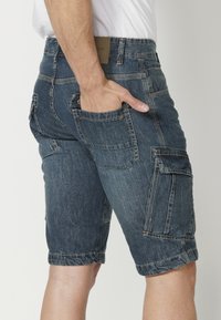 Koroshi COWBOY CARGO BERMUDA - Džinsa auduma šorti - azul osc dark blue