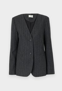 Tummanharmaa pinstripe-bleiseri, jossa on kauluskanta, kaksi etupainiketta ja kaksi sivutaskua. Valmistettu teksturoidusta kankaasta, ja siinä on musta vuori.