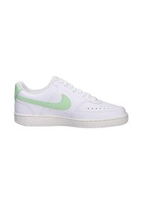 Zapatillas Nike de cuero blanco con acentos en verde menta, que cuentan con punta redondeada, cordones planos, detalles perforados y suela moteada.