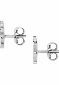Orecchini a perno in argento sterling con un disco rotondo e testurizzato e retro curvi con finitura liscia, che misurano circa 1 cm di diametro.