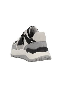 Chaussure de sport grise et noire dotée d'un mélange de matériaux en suède et en maille, d'un col rembourré et d'une semelle en caoutchouc texturé avec un motif de traction distinct.