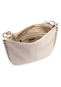 Beige läder axelväska med nitar, rymligt inre och ett innerfack med dragkedja. Har en mjuk yta och rundad form.