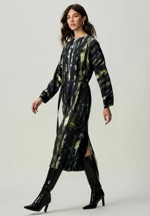 BATWING TALL - REGULAR FIT - Päevakleit - green abstract blur print