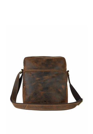 Sac bandoulière en cuir marron usé avec poche zippée à l'avant et sangle d'épaule réglable sur fond blanc.