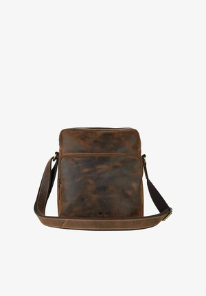 Sac bandoulière en cuir marron usé avec poche zippée à l'avant et sangle d'épaule réglable sur fond blanc.