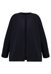 Mörkblå cardigan med en texturerad, ribbad design, öppen fram och vida ärmar. Enkel, minimalistisk form utan knäppningar.