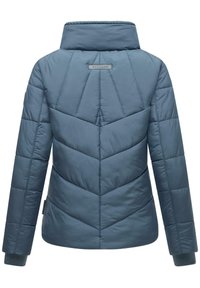 Gewatteerde jas in een blauw-grijze kleur met een hoge kraag. Kenmerkt zich door chevron-quilting, ribbelmanchetten en een logotag aan de achterkant.