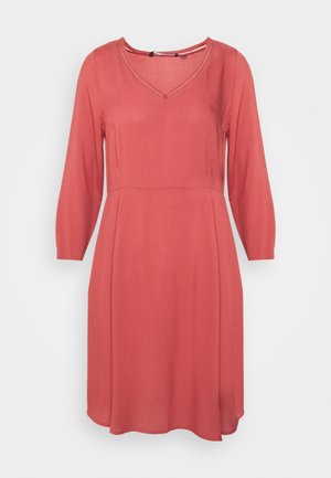 Vestido coral com decote em V e mangas três quartos, apresentando um tecido texturizado e um corpete ajustado que se prolonga numa saia levemente evasê.
