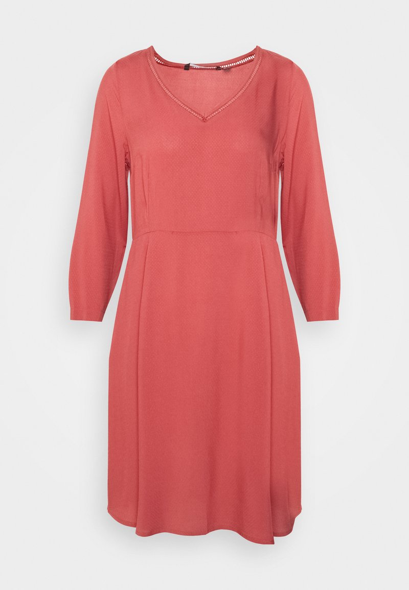 Vestido coral com decote em V e mangas três quartos, apresentando um tecido texturizado e um corpete ajustado que se prolonga numa saia levemente evasê.