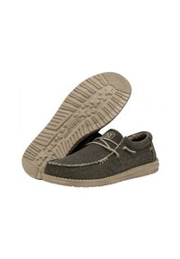 Scarpe grigie intrecciate con superficie testurizzata, suola in gomma beige e cuciture a contrasto. Presentano dettagli con lacci e un design minimalista.