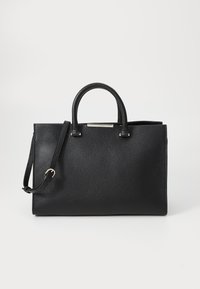 Sac à main en cuir noir avec surface texturée, deux poignées supérieure et une bandoulière amovible. Présente un accent métallique subtil à l'avant.