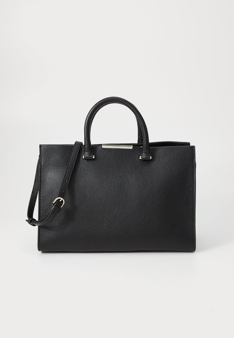 Sac à main en cuir noir avec surface texturée, deux poignées supérieure et une bandoulière amovible. Présente un accent métallique subtil à l'avant.