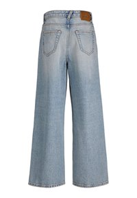 Svetlomodré džínsy širokých nohavíc so zadnými vreckami a koženou nášivkou "Jack & Jones" na páse.