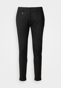 Pantalon noir ajusté à coupe slim avec un motif texturé subtil, fermeture à bouton et zip sur le devant, passants pour ceinture et ourlets retroussés.
