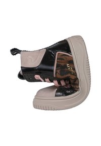 Czarno-beżowe sneakersy z zamszu i teksturowanej skóry, z różowymi sznurowadłami, akcentami w panterkę oraz grubą gumową podeszwą.