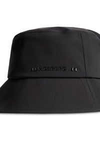 Svart bucket hat i slätt, vattenavvisande material. Har en sydd skärm och ett präglat logotyg på sidan för extra detalj.