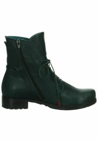 Stivaletto verde in pelle con zip laterale, punta tonda, stringatura frontale e tacco basso nero. Presenta cuciture dettagliate e un accento rosso.