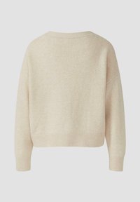 Beige cropped trui met een zachte textuur, brede mouwen en een geribbelde zoom. Eenvoudig ontwerp met een ontspannen halslijn en verlaagde schoudernaden.