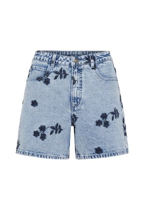Pantalones cortos de mezclilla azul claro con patrones florales bordados en azul oscuro, bolsillos frontales, trabillas para cinturón y cierre con botón.