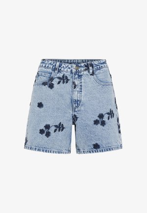 Pantalones cortos de mezclilla azul claro con patrones florales bordados en azul oscuro, bolsillos frontales, trabillas para cinturón y cierre con botón.