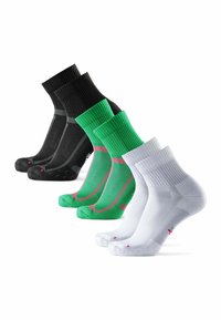 Cuatro pares de calcetines deportivos: negros con detalles grises, verdes con detalles rosas y blancos. Todos tienen un diseño acanalado y punteras reforzadas.
