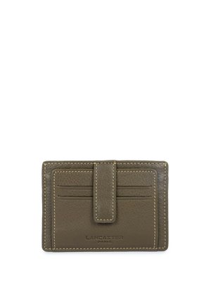 Porte-cartes en cuir vert olive avec quatre emplacements pour cartes, fermeture centrale à languette et logo Lancaster Paris embossé sur le devant.
