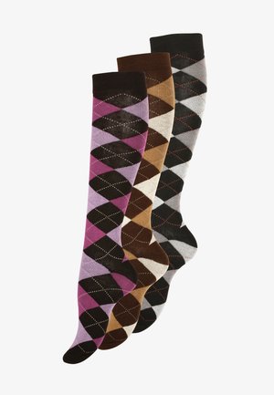 Drei Paar kniehohe Socken mit einem Argyle-Muster in Lila, Braun und Schwarz, die kontrastierende Diamantformen und gestickte Akzente aufweisen.