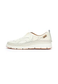 Zapatilla blanca sin cordones con diseño perforado y acentos de costura. Cuenta con una suela acolchada y una suela de goma contrastante.