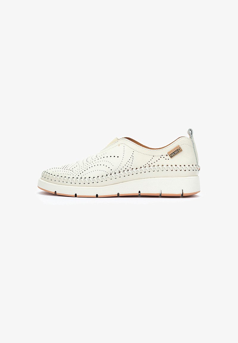 Chaussure blanche à enfiler avec un design perforé et des accents cousus. Dispose d'une semelle rembourrée et d'une semelle extérieure en caoutchouc contrastante.