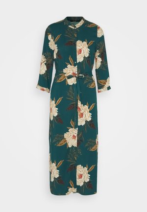 Vestido maxi floral em teal, com mangas três quartos, frente com botões e um cinto de tecido. Padrões de flores em creme, vermelho e verde.
