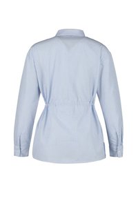 Chemise à manches longues rayée verticalement bleu clair et blanc, avec col et taille cintrée, vue de dos sur fond blanc.