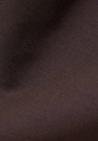 Gros plan d'un tissu brun foncé lisse avec une texture tissée fine et un reflet subtil de lumière.