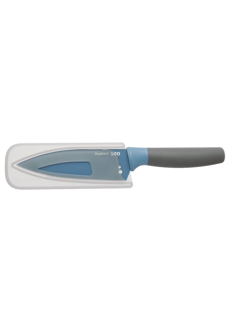 Cuchillo de cocina con una hoja de acero inoxidable amplia y rectangular. Acentos azules y un mango ergonómico gris. Incluye una funda de plástico para mayor seguridad.
