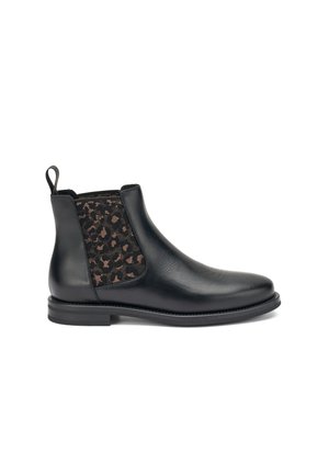 Bota de cuero negro hasta el tobillo con un panel lateral elástico de leopardo texturizado, puntera redonda y un tacón bajo apilado. Cuenta con una lengüeta para facilitar su colocación.