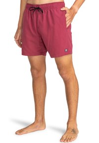 Pantaloni scurți de înot de culoare vișinie, cu un tiv elastic și un șnur de culoare neagră, având un mic patch cu logo pe lateral. Material neted și ușor.