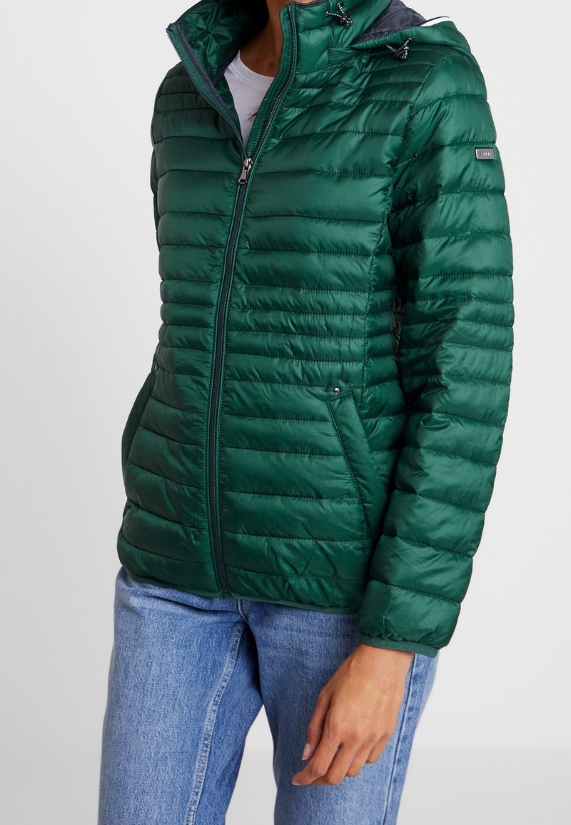 Grøn quiltet dunjakke med lynlås foran, høj krave og justerbar hætte. Designet med sidelommer og en figursyet silhuet.