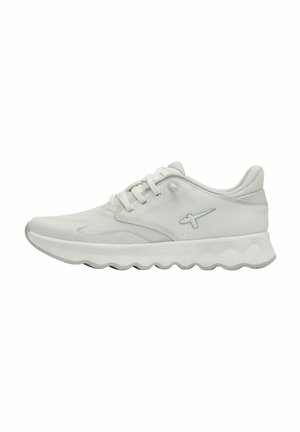 Scarpa sportiva bianca con tomaia in rete, punta arrotondata e suola ammortizzata con design ondulato; accento di logo minimalista sul lato.