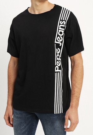 Schwarzes T-Shirt mit kurzen Ärmeln, vertikalen weißen Streifen und dem "Pepe Jeans"-Logo auf der rechten Seite, getragen zu blauen Jeans.