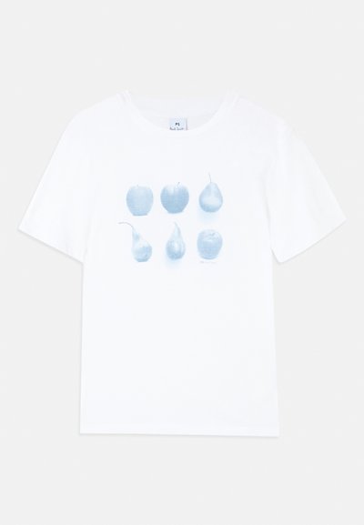 Hvit bomulls T-skjorte med et blått grafikk av seks fruktillustrasjoner: tre epler og tre pærer, som varierer i form og størrelse.