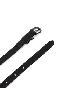 Zwarte leren riem met een gladde textuur, voorzien van een zilveren metalen gesp en vijf verstelgaten langs de band.